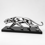 Verchromte Panther-Skulptur aus Bronze auf schwarzem Marmorsockel in der Hauptansicht