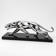 Verchromte Panther-Skulptur aus Bronze auf schwarzem Marmorsockel in der Hauptansicht