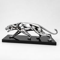 Verchromte Panther-Skulptur aus Bronze auf schwarzem Marmorsockel in der Hauptansicht