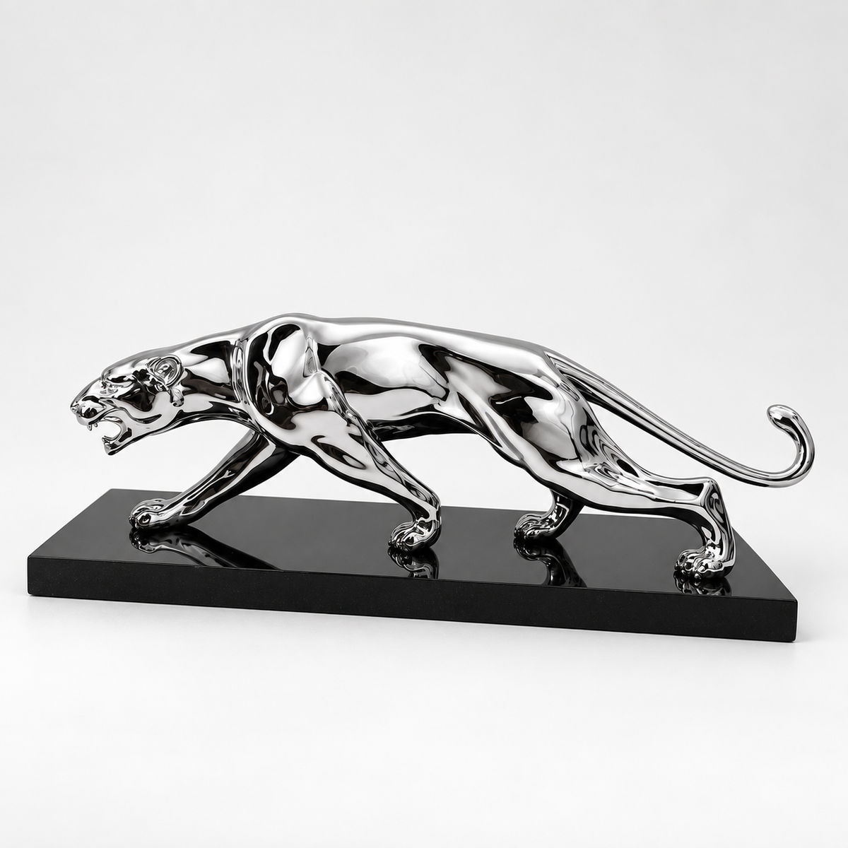 Verchromte Panther-Skulptur aus Bronze auf schwarzem Marmorsockel in der Hauptansicht