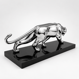 Rückansicht des Chrom-Panthers aus Bronze mit geschwungenem Schwanz