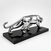 Rückansicht des Chrom-Panthers aus Bronze mit geschwungenem Schwanz
