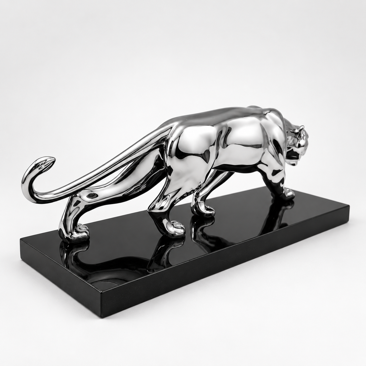 Rückansicht des Chrom-Panthers aus Bronze mit geschwungenem Schwanz