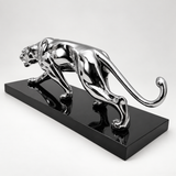 Schräge Rückansicht des verchromten Bronze-Panthers mit glänzender Oberfläche