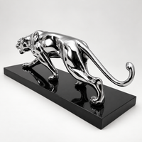 Schräge Rückansicht des verchromten Bronze-Panthers mit glänzender Oberfläche