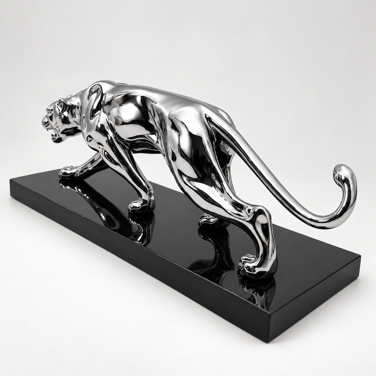 Schräge Rückansicht des verchromten Bronze-Panthers mit glänzender Oberfläche