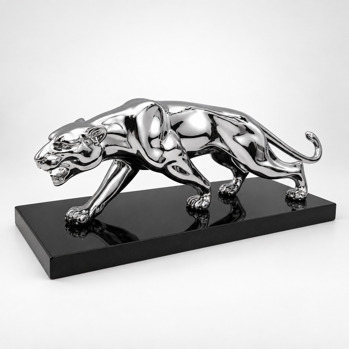 Verchromte Panther-Skulptur aus Bronze in schräger Frontansicht