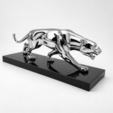 Chrom-Panther aus Bronze in schräger Vorderansicht auf schwarzem Marmorsockel