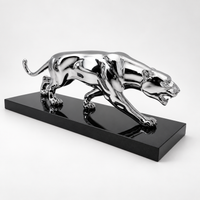 Chrom-Panther aus Bronze in schräger Vorderansicht auf schwarzem Marmorsockel