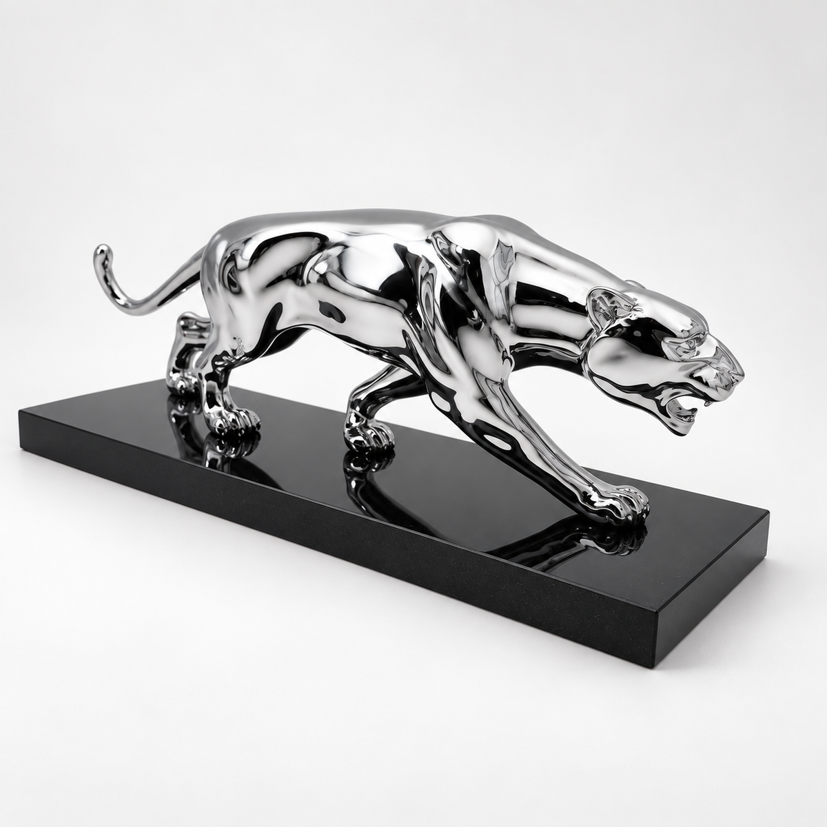 Chrom-Panther aus Bronze in schräger Vorderansicht auf schwarzem Marmorsockel