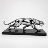 Seitliche Ansicht einer verchromten Pantherfigur aus Bronze im Art-Déco-Stil