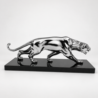 Seitliche Ansicht einer verchromten Pantherfigur aus Bronze im Art-Déco-Stil