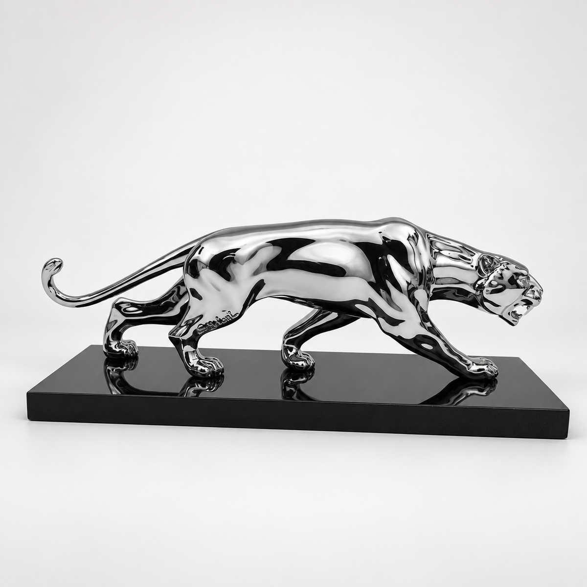 Seitliche Ansicht einer verchromten Pantherfigur aus Bronze im Art-Déco-Stil