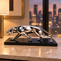 Chrom-Panther aus Bronze auf schwarzer Konsole in einem luxuriösen Interieur, KI-generiertes Stimmungsbild