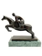 Pferd Figur aus Bronze – Jockey auf Pferd in dynamischer Seitenansicht auf Marmorsockel