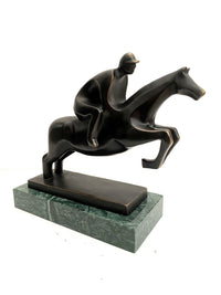 Pferd Figur aus Bronze – schräge Seitenansicht des Jockeys auf springendem Pferd
