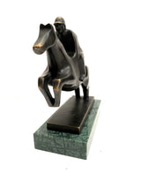 Pferdeskulptur aus Bronze – schräge Vorderansicht von Jockey und Pferd