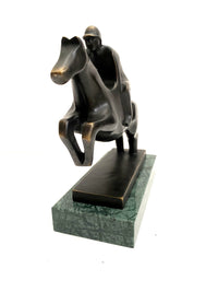 Pferdeskulptur aus Bronze – schräge Vorderansicht von Jockey und Pferd