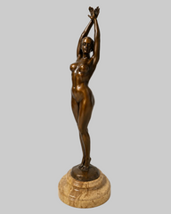 tehender Frauenakt aus Bronze von Raymondo auf Marmorsockel – Gesamtansicht