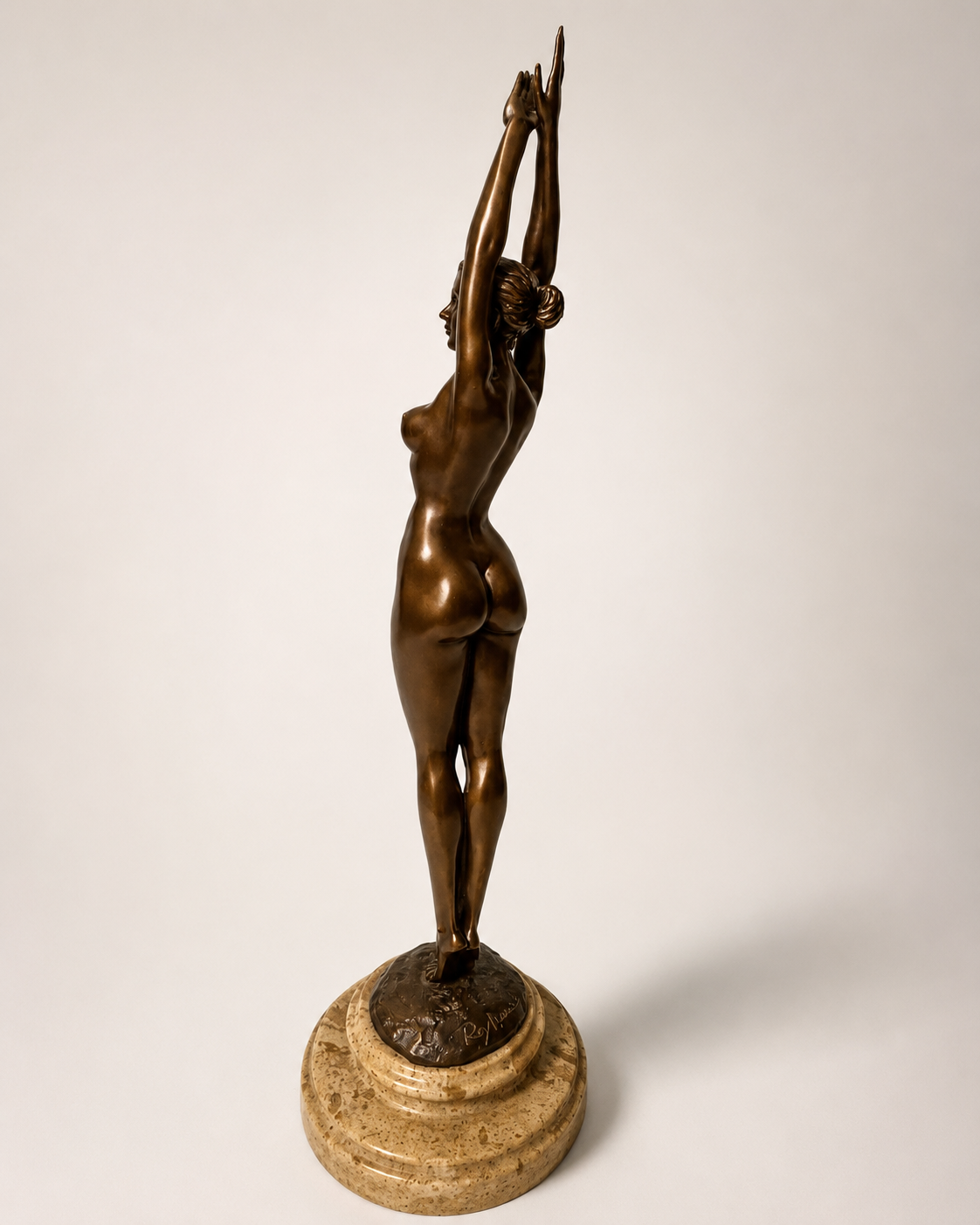 Stehender Frauenakt aus Bronze von Raymondo – seitliche Rückansicht auf Marmorsockel
