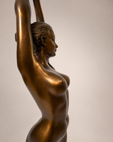 Raymondo Bronzeskulptur Frauenakt – Detailaufnahme von Oberkörper und erhobenen Armen