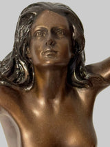 Frauenakt aus Bronze von Raymondo – Nahaufnahme von Gesicht und Oberkörper mit warmer Patina