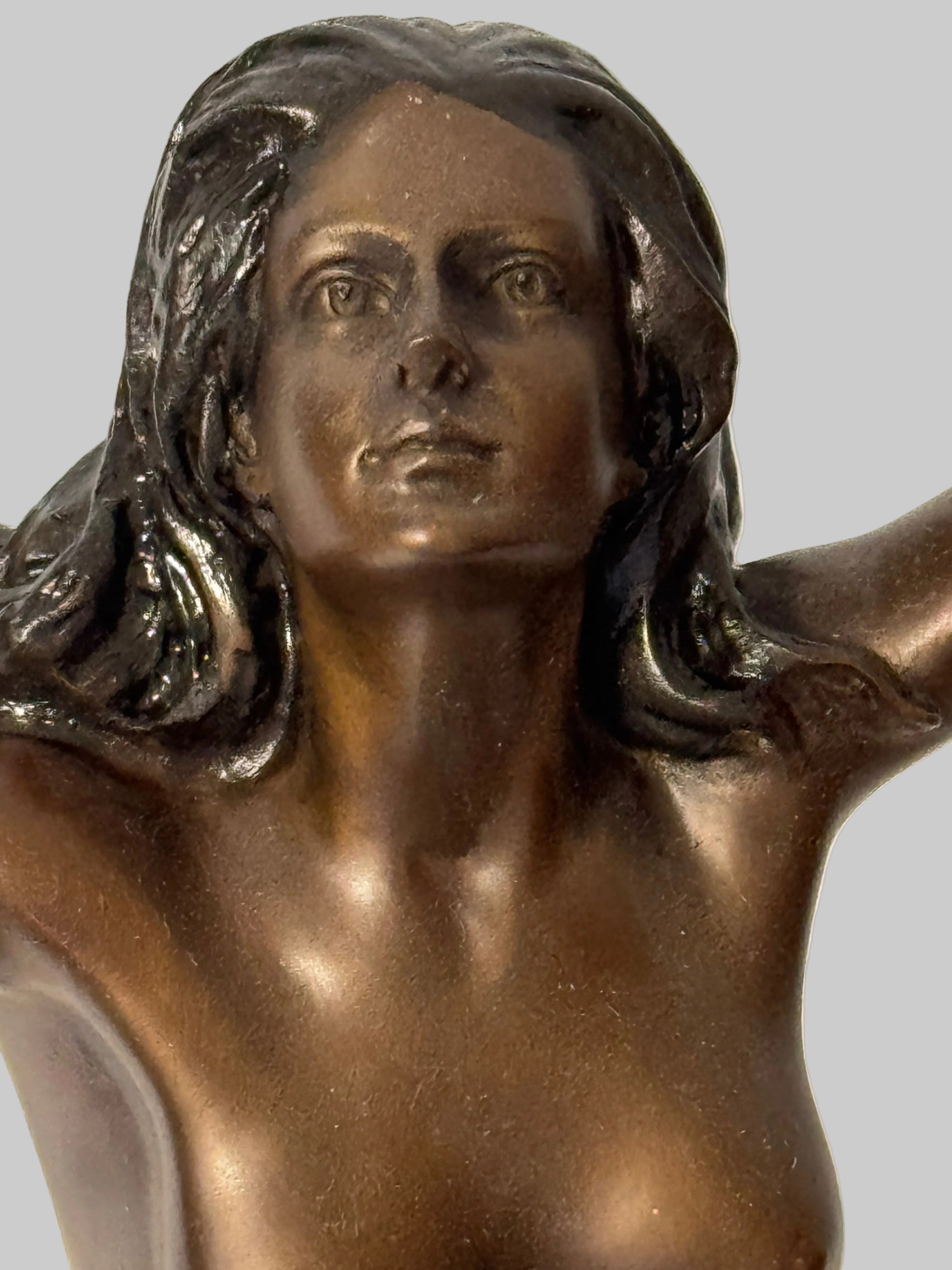 Frauenakt aus Bronze von Raymondo – Nahaufnahme von Gesicht und Oberkörper mit warmer Patina