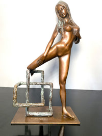 Frauenakt aus Bronze von Raymondo mit geometrischem Stuhl – Vorderansicht