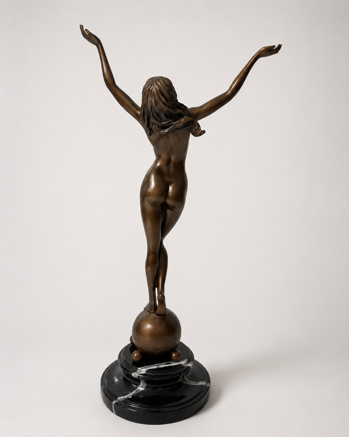 Erotischer Frauenakt aus Bronze von Raymondo – Rückansichtt mit erhobenen Armen