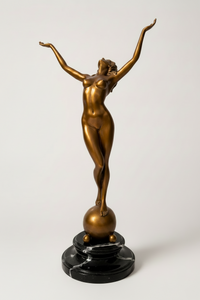 Erotischer Frauenakt aus Bronze von Raymondo auf schwarzem Marmorsockel – Gesamtansicht