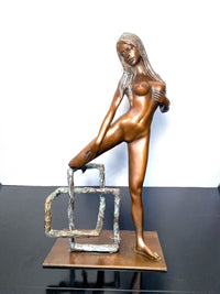 Raymondo Bronzefigur Frauenakt mit geometrischem Stuhl – Gesamtansicht