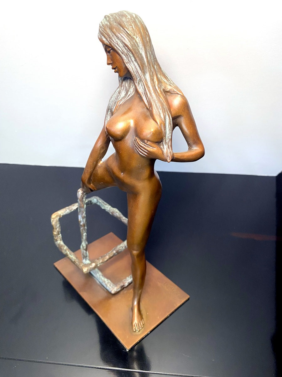 Frauenakt aus Bronze von Raymondo mit Stuhl – erhöhte Perspektive