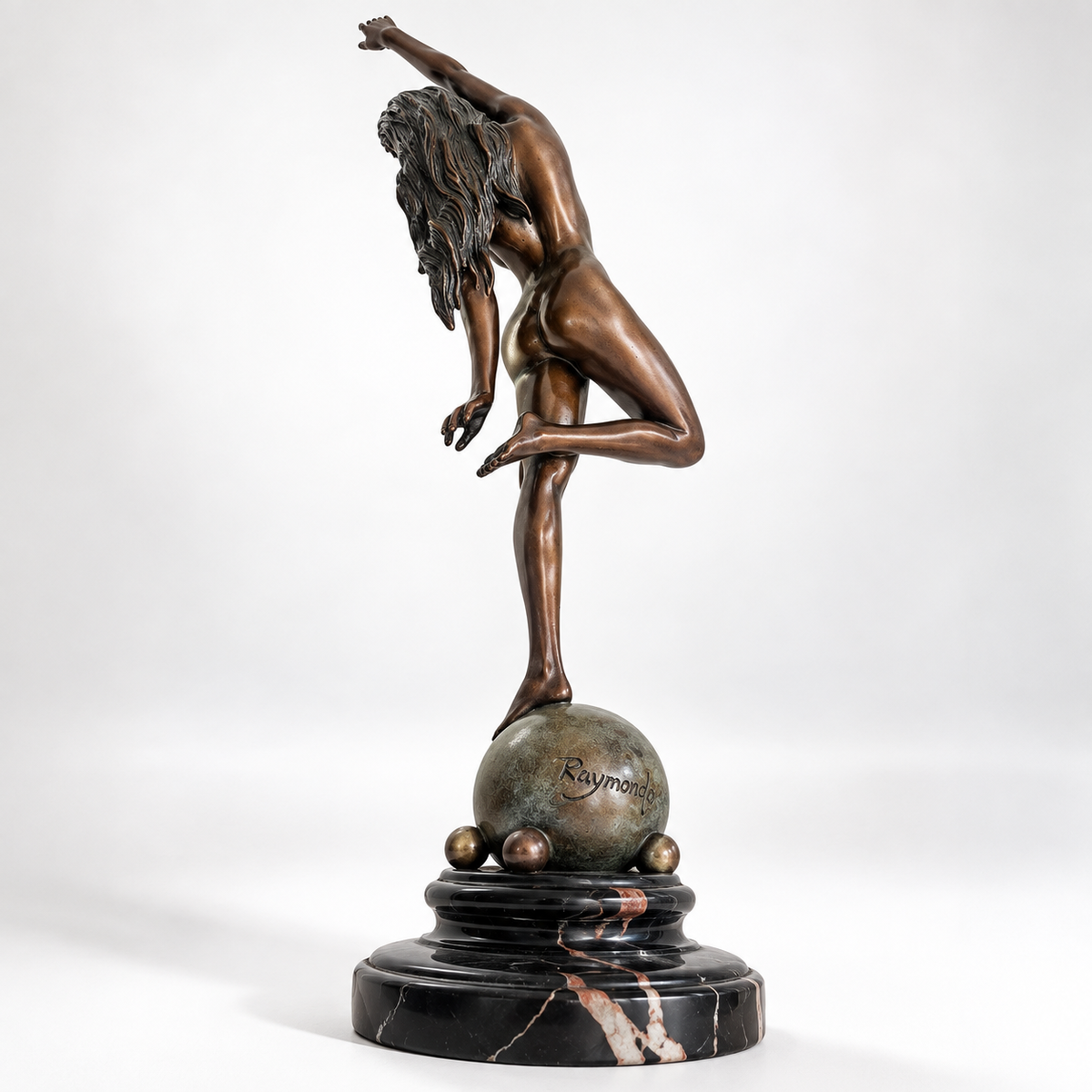 Bronzeskulptur Frauenakt von Raymondo auf Kugel –rechte Ansicht