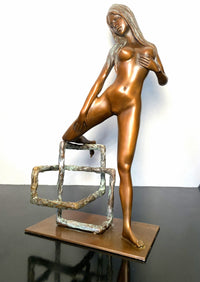 Raymondo Bronzeskulptur Frauenakt mit geometrischem Stuhl – Seitenansicht