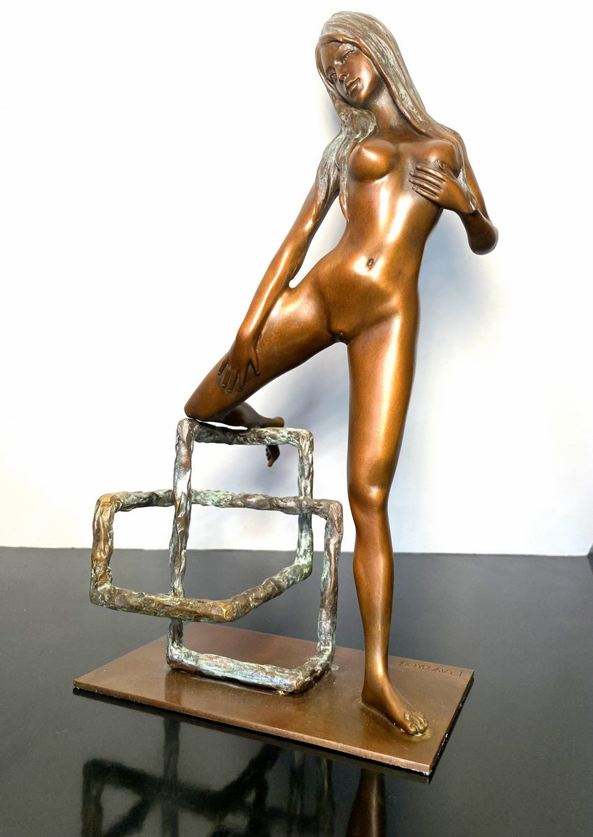 Raymondo Bronzeskulptur Frauenakt mit geometrischem Stuhl – Seitenansicht