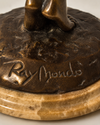 Signatur Raymondo auf der Bronzeplinthe – Detailaufnahme der Bronzeskulptur