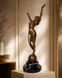 Raymondo Frauenakt aus Bronze auf Marmorsockel – elegantes Stimmungsbild im Interieur