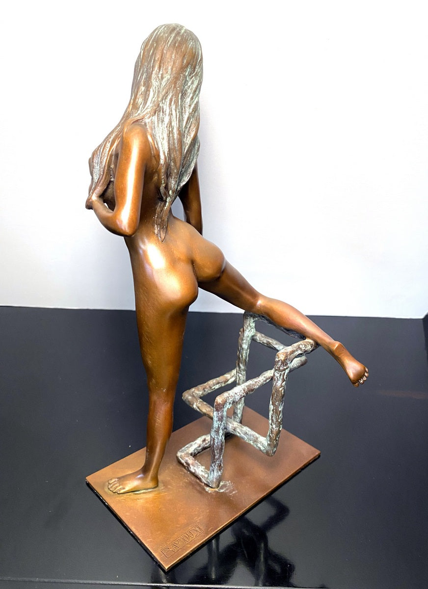 Raymondo Bronzeskulptur Frauenakt mit Stuhl – Ansicht von oben