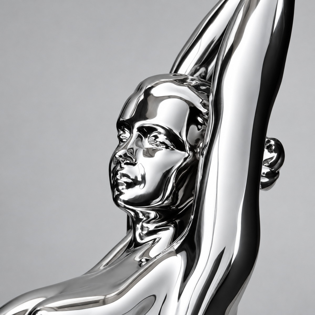 Gesichtsdetail der Raymondo Bronzeskulptur aus schräger Vorderansicht, mit spiegelnder Chromoberfläche und erhobenen Armen.