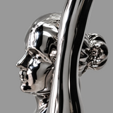 Seitliche Nahaufnahme der Raymondo Bronzefigur mit ausgearbeitetem Haardutt, Gesichtskonturen und hochgestrecktem Arm.