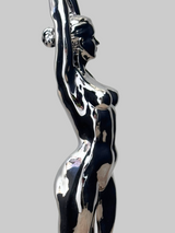 Seitliche Nahaufnahme der verchromten Bronzeskulptur von Raymondo mit plastisch ausgearbeitetem Oberkörper und Hüfte.