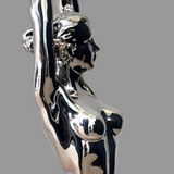 Verchromte Bronzefigur von Raymondo, Detailansicht des weiblichen Gesichts im Profil und der plastischen Brustpartie.