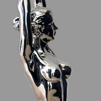 Verchromte Bronzefigur von Raymondo, Detailansicht des weiblichen Gesichts im Profil und der plastischen Brustpartie.