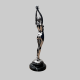 Signierte Raymondo Bronzefigur, verchromter weiblicher Akt mit über dem Kopf erhobenen Armen, aus rückseitiger Perspektive.
