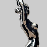 Verchromter Bronzeakt von Raymondo mit seitlichem Kopfprofil, hochgestreckten Armen und elegant geformter Körperkontur.