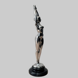 Verchromter Bronzeakt von Raymondo, signierte Frauenfigur mit erhobenen Armen auf schwarzem Marmorsockel, 42 cm.