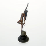 Frauenfigur aus Bronze auf Kugel – Aktfigur von Raymondo