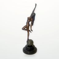 Frauenfigur aus Bronze auf Kugel – Aktfigur von Raymondo