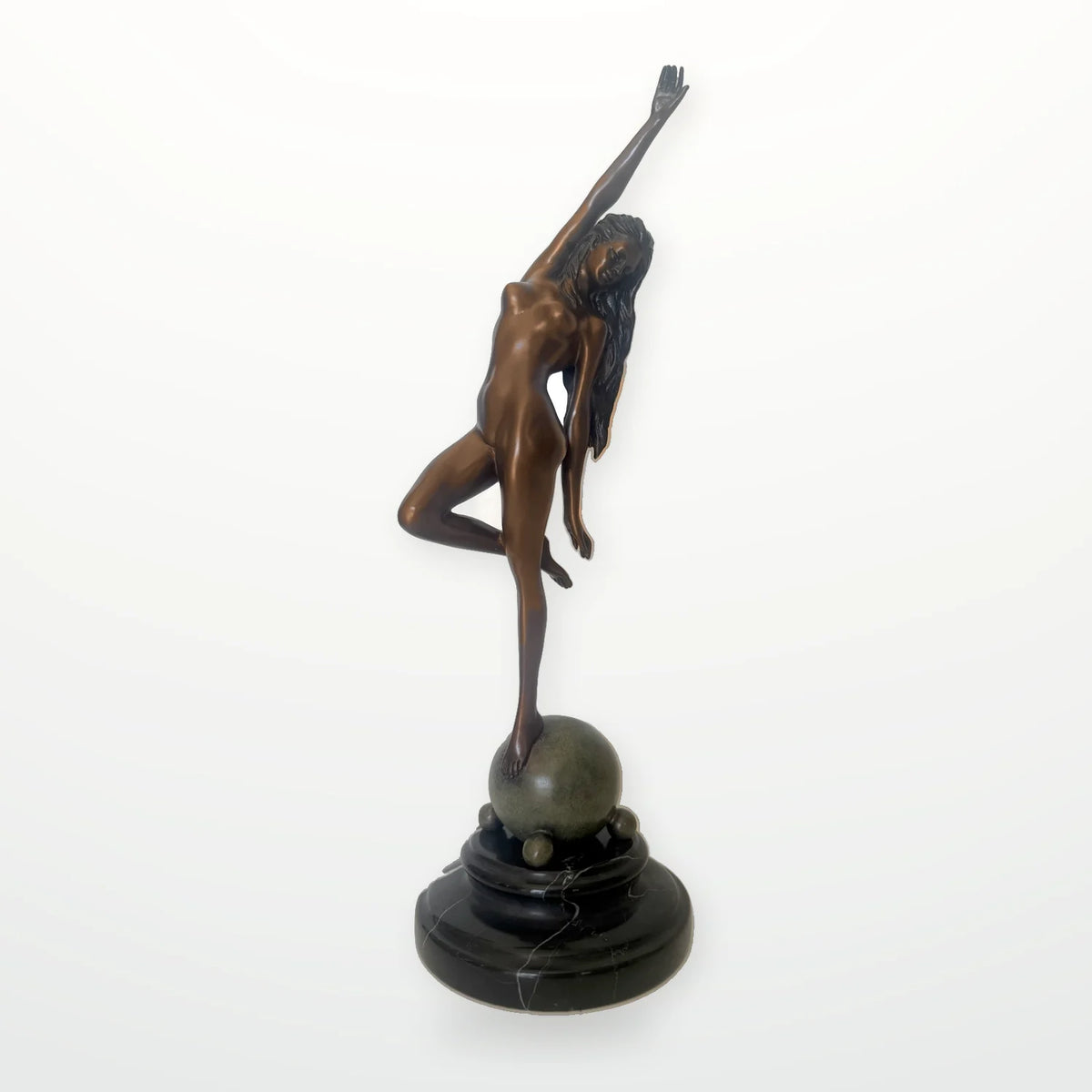 Frauenfigur aus Bronze auf Kugel – Aktfigur von Raymondo