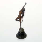 Frauenfigur aus Bronze auf Kugel – Aktfigur von Raymondo